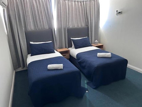 Warners Bay Hotel - Surfers Gold Coast 1