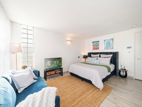XQ Collection La Casa De Frida - Modern Studio With Balcony - Surfers Gold Coast 3