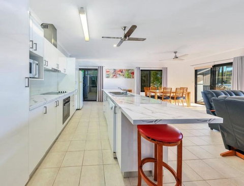 Rumah Surgah On Lake Bennett - Surfers Gold Coast 1