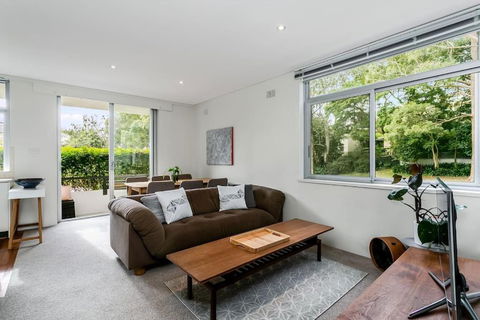 YNG03 - Cremorne - Young Street - Surfers Gold Coast 0