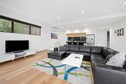 Zahra Lodge - Surfers Gold Coast 1