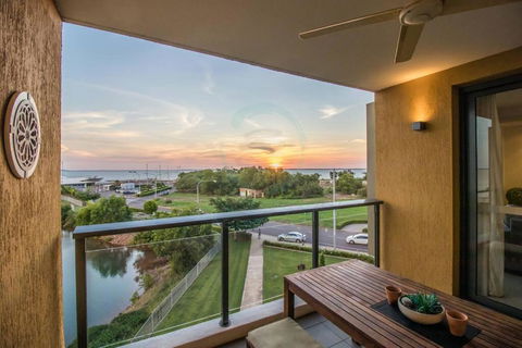 ZEN BY THE OCEAN - 1-BR Executive Biz Retreat - Surfers Gold Coast 0