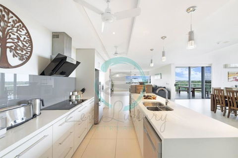 ZEN LUXURY: 2-Story 4-BR Penthouse In Darwin City With Mindal Markets & Harbour Views - Surfers Gold Coast 0