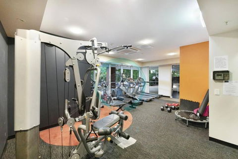 ZEN LUXURY: 2-Story 4-BR Penthouse In Darwin City With Mindal Markets & Harbour Views - Surfers Gold Coast 1