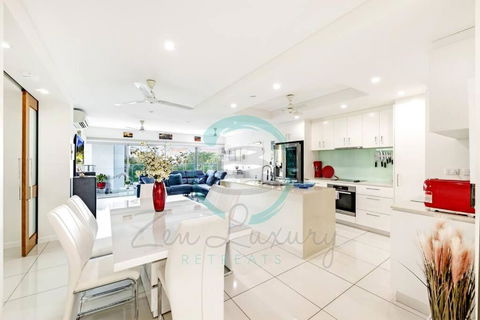 ZEN Tree Blossom: 3-BR Luxury Apt Near Waterfront - Surfers Gold Coast 0