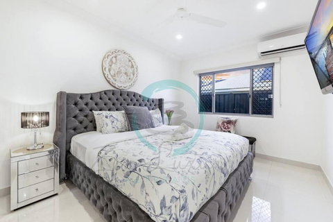 Zenhouse: Stylish Muirhead Home Near Park/Hospital - Surfers Gold Coast 3
